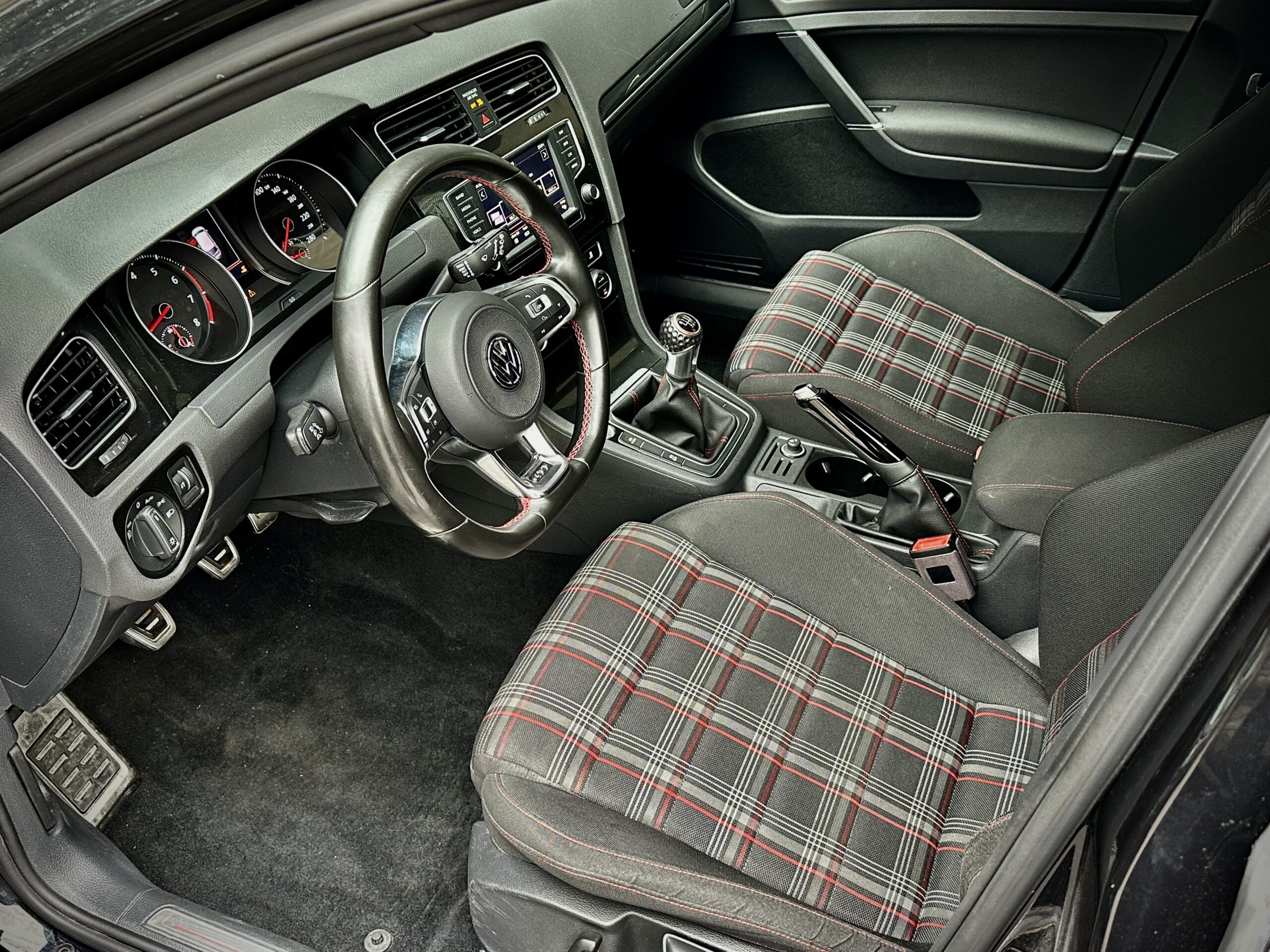
								2017 Volkswagen Golf GTI full									