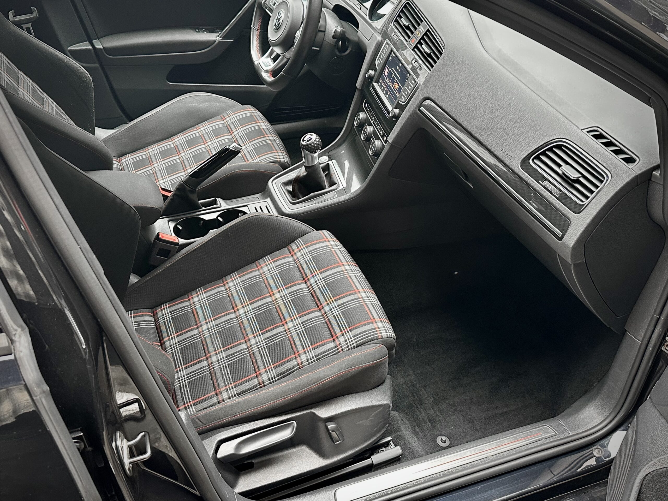 
								2017 Volkswagen Golf GTI full									
