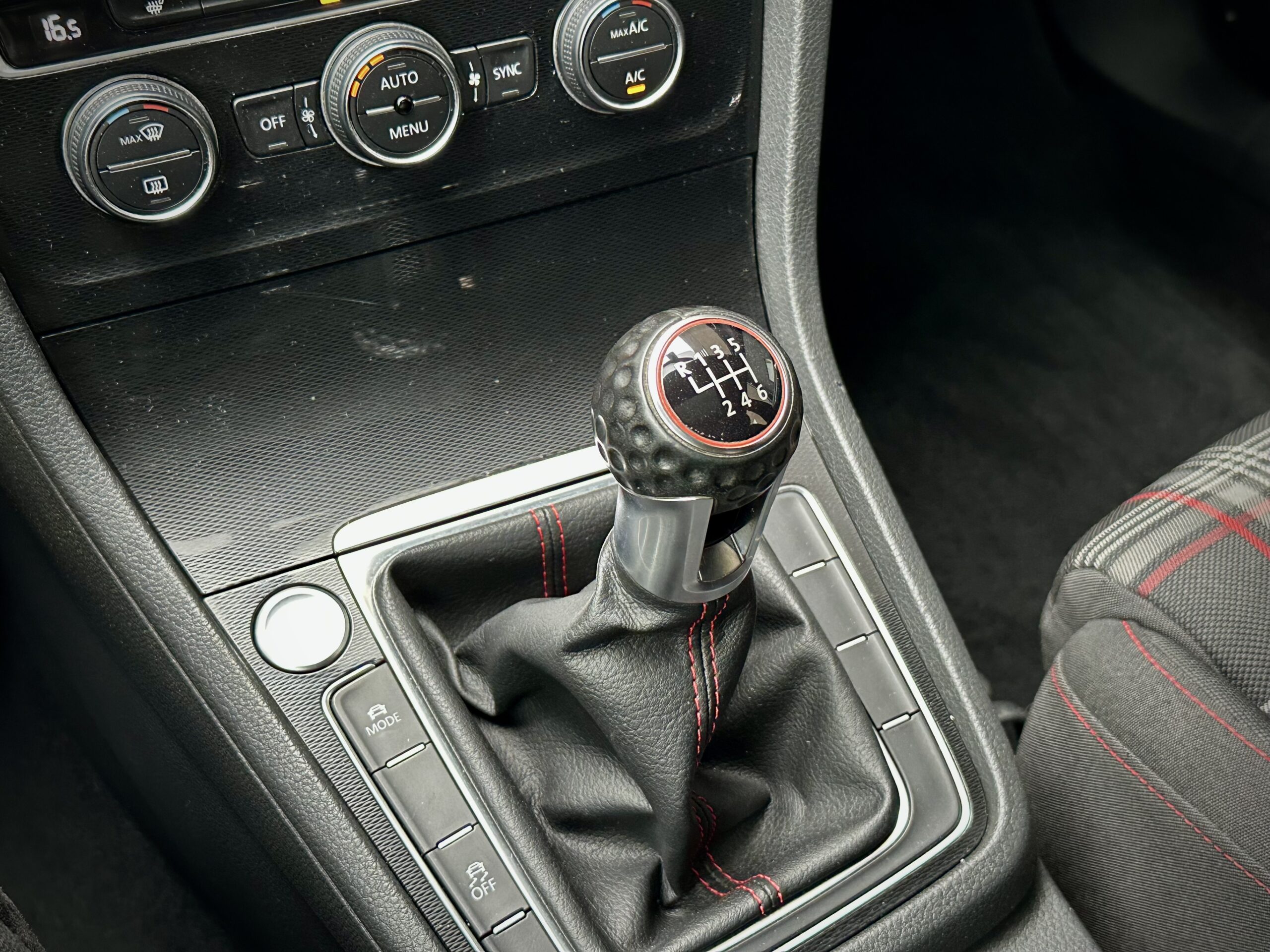
								2017 Volkswagen Golf GTI full									