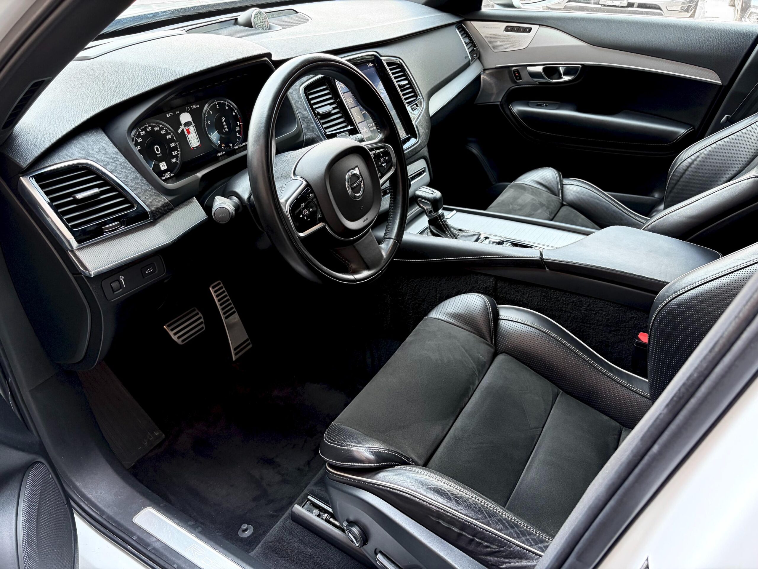 
								2016 Volvo XC60 T6 R-Design full									