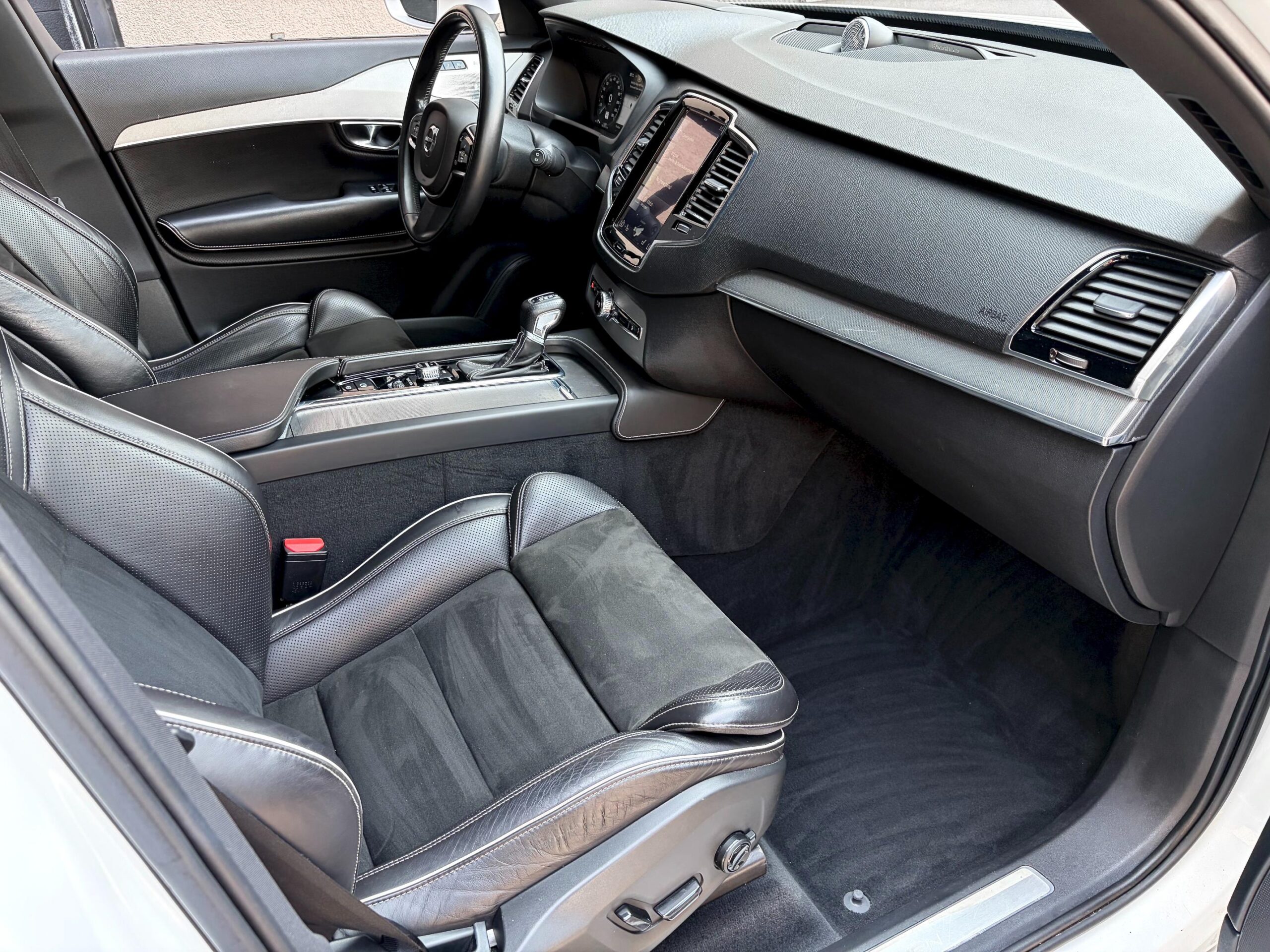 
								2016 Volvo XC60 T6 R-Design full									