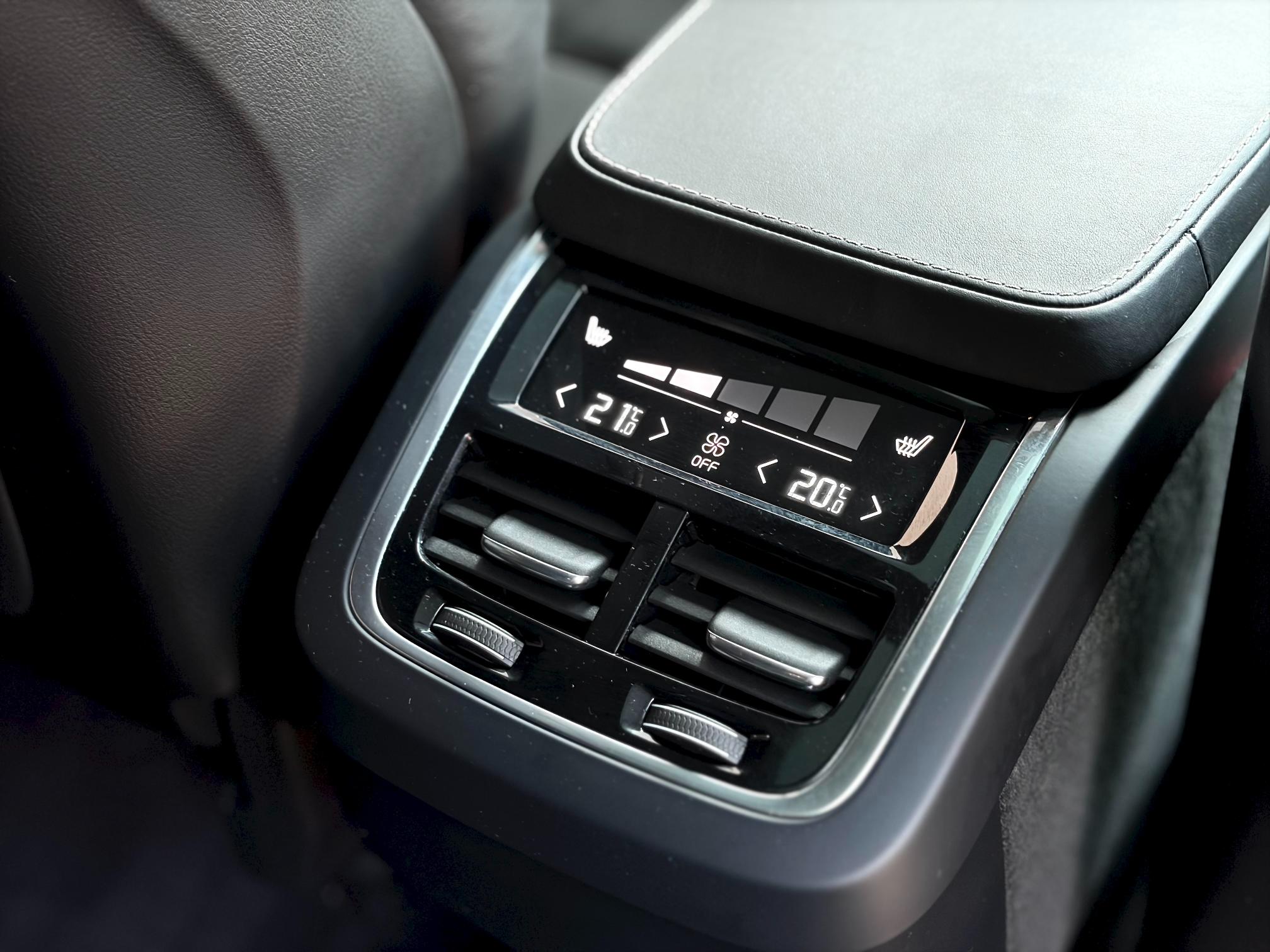 
								2016 Volvo XC60 T6 R-Design full									