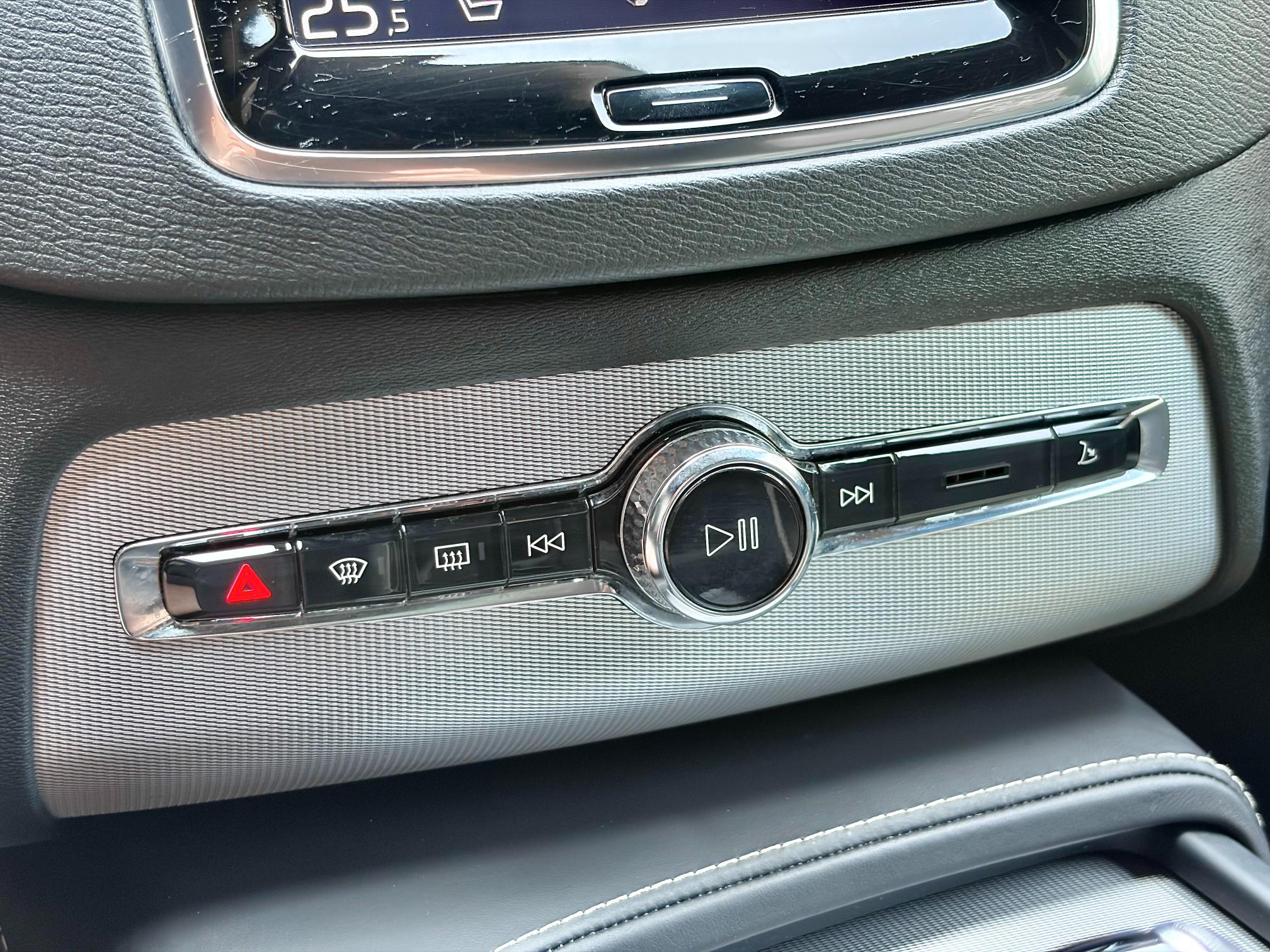 
								2016 Volvo XC60 T6 R-Design full									