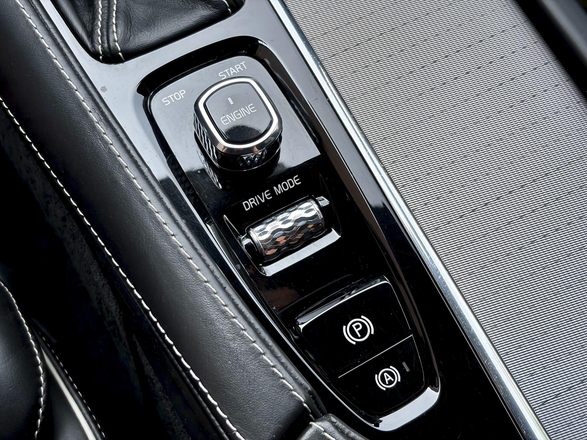 
								2016 Volvo XC60 T6 R-Design full									