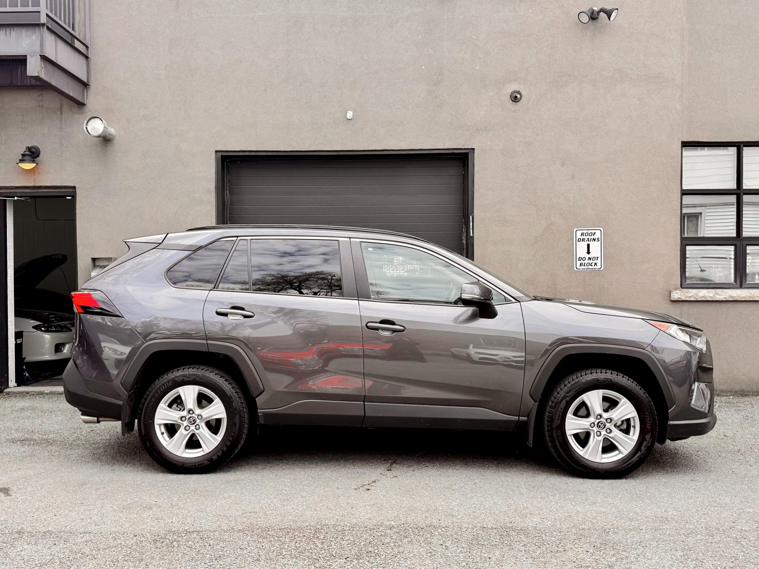 
								2020 Toyota RAV4 XLE AWD full									