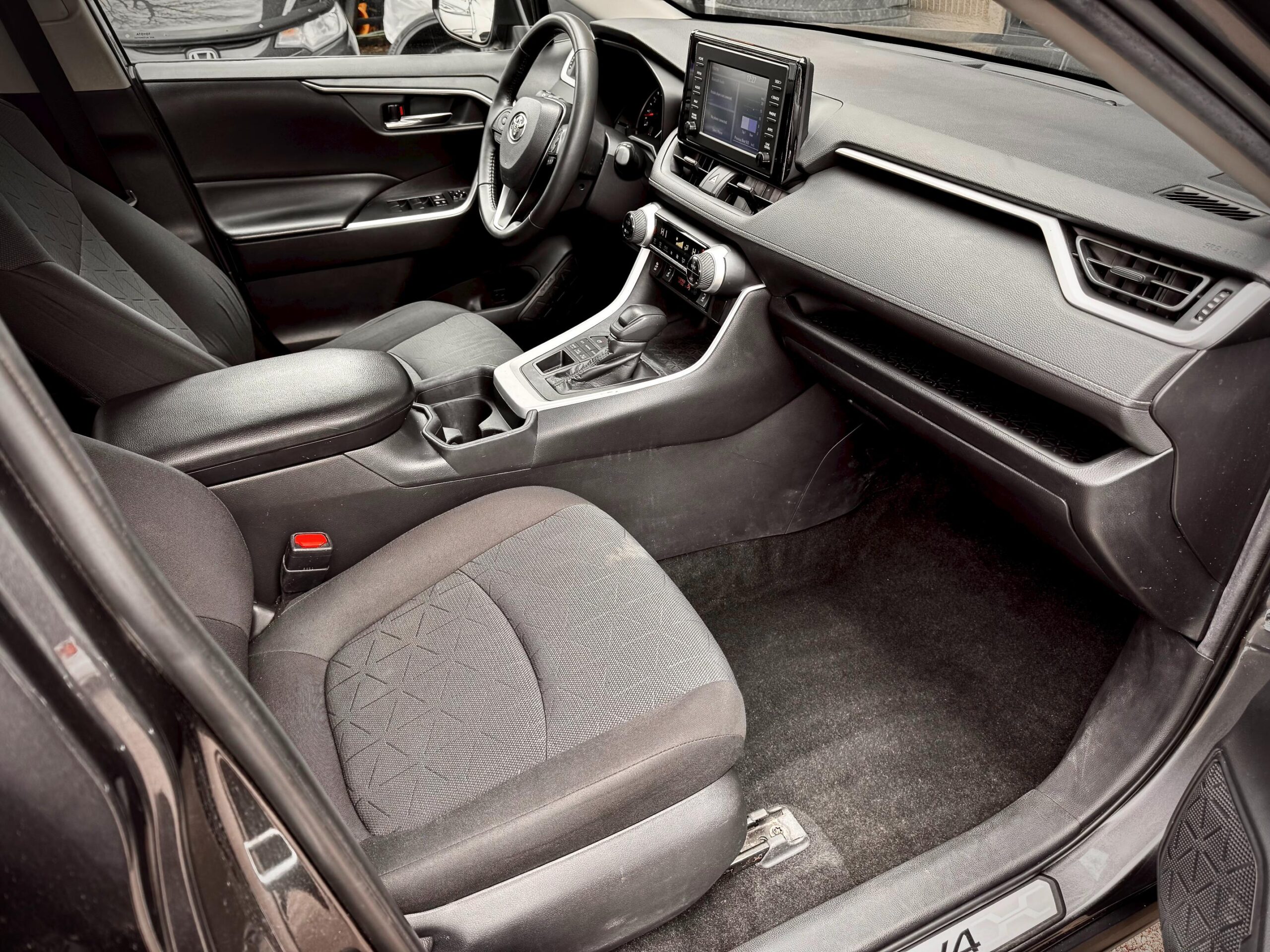
								2020 Toyota RAV4 XLE AWD full									