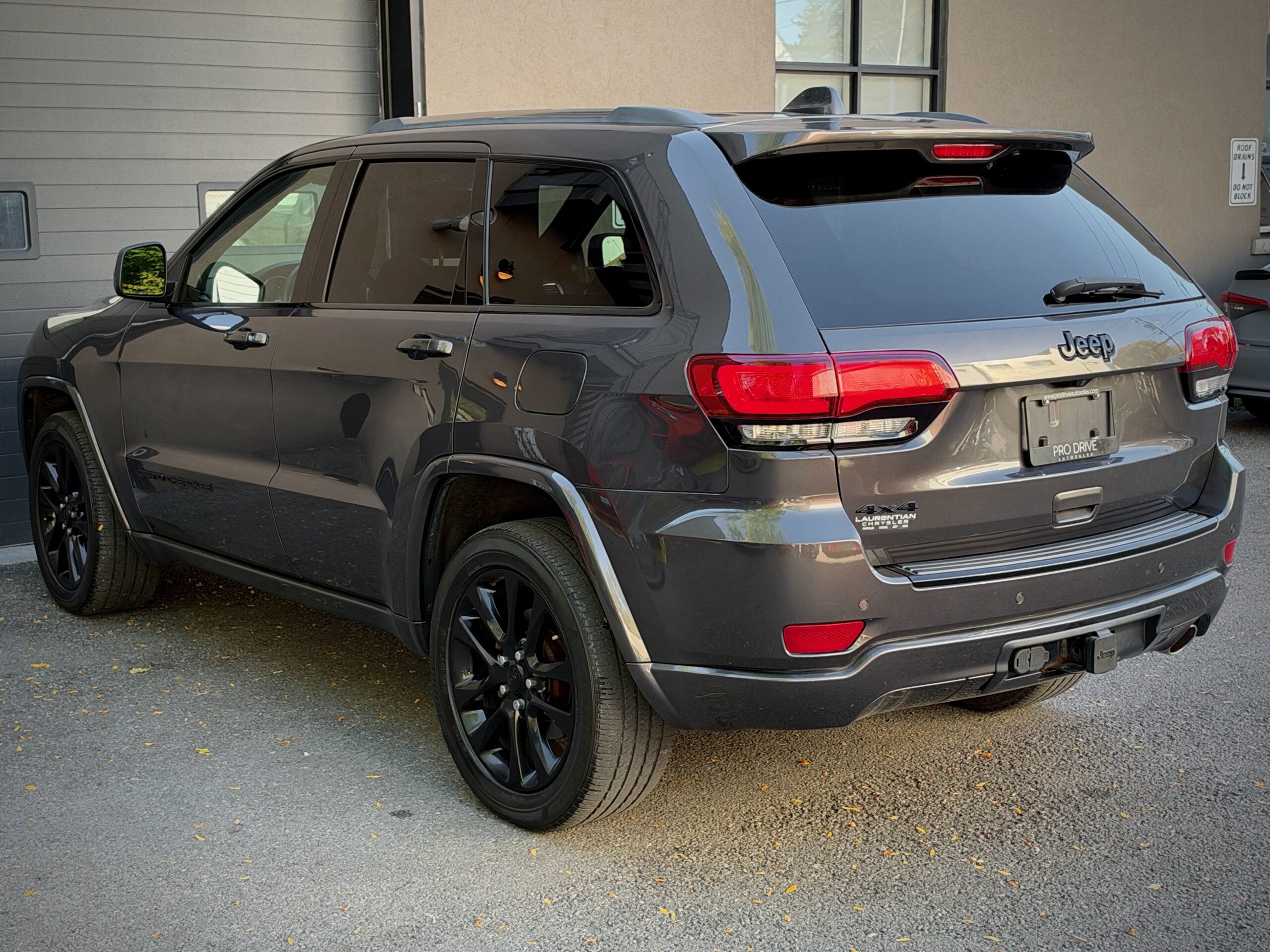 
								2018 Jeep Grand Cherokee Altitude full									